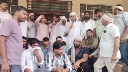 सुजानगढ़: सालासर में अतिक्रमण हटाने और मजदूरों पर दर्ज मुकदमों को वापस लेने की मांग को लेकर उप तहसील कार्यालय का किया घेराव