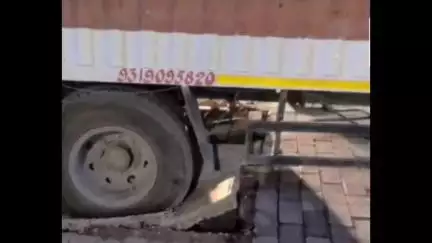 सहारनपुर: कोर्ट रोड पर धंसी नई बनी सड़क, बैंक में सामान लेकर पहुंचा ट्रक फंसा