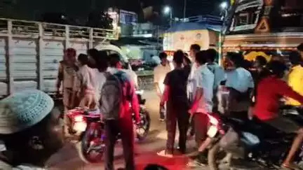 पडरौना: पड़रौना नगर में कटकुईया मोड़ पर ओवरलोड ट्रक ने बाइक सवार को मारी टक्कर, ट्रक चालक फरार, लगा भीषण जाम