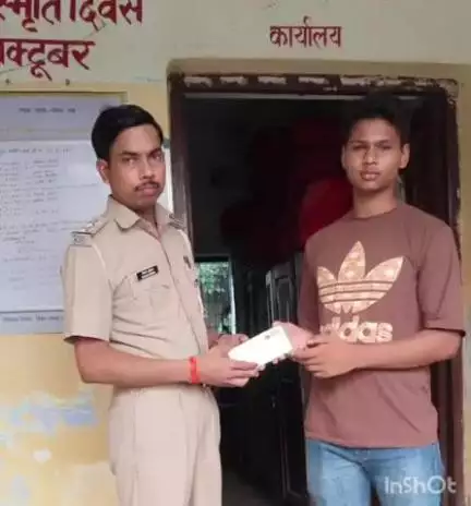 बैकुंठपुर: बैकुंठपुर पुलिस ने गुम मोबाइल किया बरामद, मालिक को वापस सौंपा