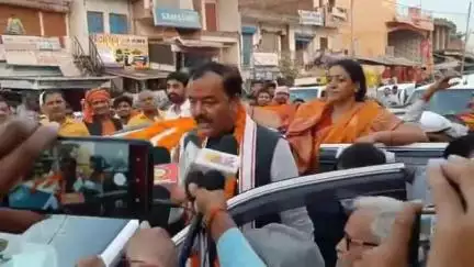 विधायक मेजा श्रीमती नीलम उदयभान करवरिया जी की मांग को स्वीकारते हुए माननीय केशव जी ने जनता के बीच गंगा पर पक्के पुल के निर्माण की घोषणा की!
#हमारा_विधायक_हमारी_शान