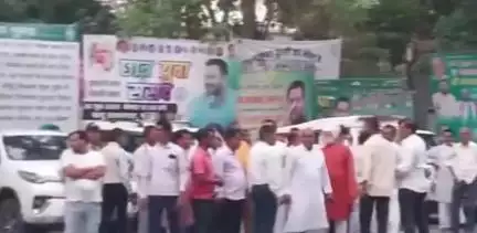 पटना ग्रामीण: राबड़ी आवास पर भारी संख्या में लोगों ने लालू प्रसाद यादव से की मुलाकात