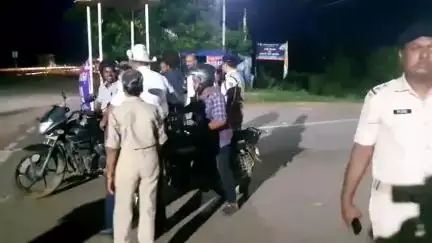 ଦେବଗଡ: ବିର୍ସାମୁଣ୍ଡା ଛକରେ ଦେବଗଡ ଥାନା ପୋଲିସ ପକ୍ଷରୁ ସଡକ ସୁରକ୍ଷା ସଚେତନତା କାର୍ଯ୍ୟକ୍ରମ ଅନୁଷ୍ଠିତ, ମାଗଣାରେ ହେଲମେଟ ପ୍ରଦାନ