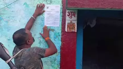चेवाड़ा: एकरामा गांव में फरार वारंटियों के घर पर चेवाड़ा पुलिस ने चिपकाया इश्तेहार