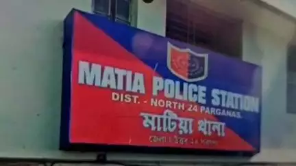বসিরহাট ২: চোর সন্দেহে ধান্যকুড়িয়া এলাকা থেকে দুই যুবককে আটক করলো মাটিয়া থানার পুলিশ