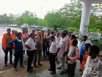 श्योपुर: पूर्व MLA बृजराज सिंह चौहान के नेतृत्व में कलेक्टर से मिले दौला का पुरा के लोग, कहा- कृषि भूमि पर क्रेशर की लीज देना गलत