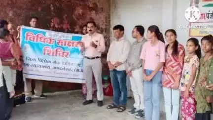 खरगौन: खरगोन जिले के मंडलेश्वर में विधिक अधिकारी साथी योजना की जानकारी देने आधार केंद्र पहुंचे