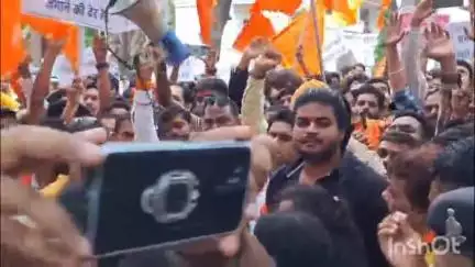 तखतपुर: कलेक्टर कार्यालय के बाहर विभिन्न हिंदू संगठनों के लोगों ने धर्मांतरण के खिलाफ किया जोरदार विरोध प्रदर्शन