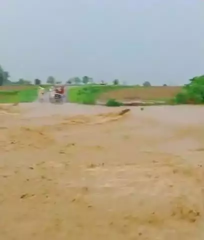 అసిఫాబాద్: మండలంలో కురిసిన భారీ వర్షంతో పొంగిన రాజురా ఒర్రె, నిలిచిన రాకపోకలు