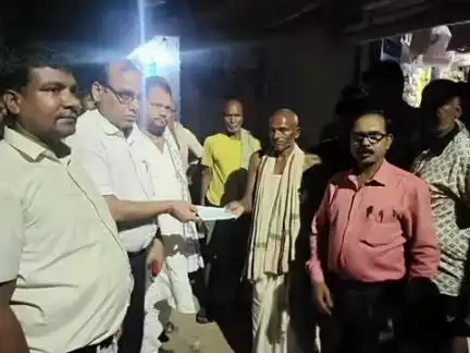 खड़गपुर: रघुनाथपुर में वज्रपात से महिला की मौत, सीओ ने परिजनों को ₹4 लाख की सहायता राशि सौंपी