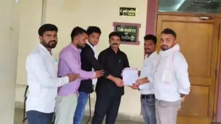 प्रतापगढ़: जिला अस्पताल में पार्किंग वसूली को लेकर भील प्रदेश मुक्ति मोर्चा ने कलेक्टर के PA को सौंपा ज्ञापन