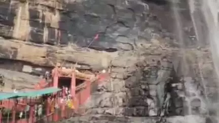 तिलौथू: मां तुतला भवानी धाम में उमड़ा सैलानियों का हुजूम, पहला वॉटरफॉल शुरू हुआ