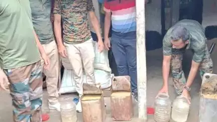 মঙ্গলকোট: মঙ্গলকোটের বনপাড়া ও নিগন এলাকায় চোলাইয়ের ঠেকে হানা দিয়ে প্রায় ২০ লিটার চোলাই মদ উদ্ধার করল আবগারি বিভাগ