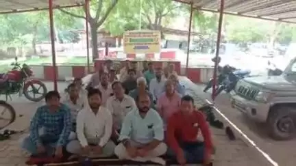 सिरसागंज: पुरानी पेंशन बहाली को लेकर विकास भवन परिसर में भूख हड़ताल, कर्मचारियों ने सरकार को दी चेतावनी