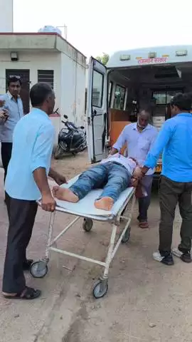 वैर: कस्बा वैर के पुलिस थाने के पास एक बाइक सवार युवक घायल हुआ, कराया गया अस्पताल में भर्ती