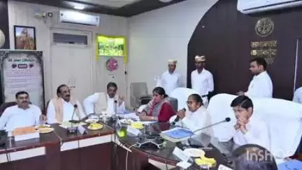 संभल: जिलाधिकारी डॉ राजेंद्र पेंसिया की अध्यक्षता में कलेक्ट्रेट सभागार में जनप्रतिनिधियों के साथ बैठक का आयोजन