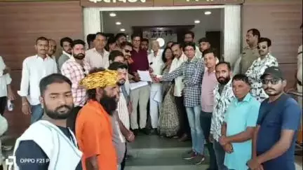 नीमच नगर: गौ-तस्करी पर नकेल कसने की मांग, गो सेवकों ने कलेक्ट्रेट में सौंपा ज्ञापन, 10 साल की सजा और वाहन राजसात करने की मांग