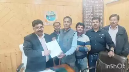 नैनीताल: नैनीताल में रेहड़ी-पटरी हॉकर्स एसोसिएशन ने नगर पालिका के ईओ को ज्ञापन दिया