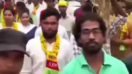 डुमरी: मांडू विधायक द्वारा डुमरी विधायक पर अमर्यादित टिप्पणी के विरोध में मांडू विधायक का पुतला दहन