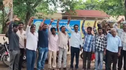 తాళ్లరేవులో రైతులు నిరసన, ధాన్యం డబ్బులు జమ చేయాలని డిమాండ్ తహసీల్దార్ కు వినతి పత్రం అందజేత