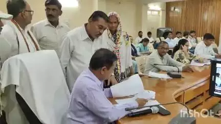 नेपानगर: ग्राम बसाड़ में स्कूल भूमि पर अवैध कब्जा, शिकायत के बाद भी नहीं हटा, सरपंच और ग्रामीणों ने कलेक्टर से की शिकायत