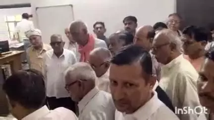 गढ़ी: गढी से परसोलिया आडेवेला बायपास पर कंकड़ गिट्टी डालकर मजबूती से ऊंचा करने की मांग को लेकर ग्रामीणों ने सौंपा ज्ञापन