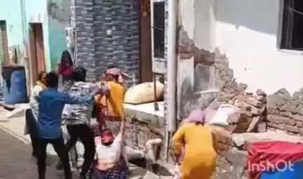 एत्मादपुर: महिला को भगाने के शक में कई लोगों ने मिलकर एक युवक को जमकर पीटा, वीडियो हुआ वायरल, मामला थाना ट्रांस यमुना क्षेत्र का