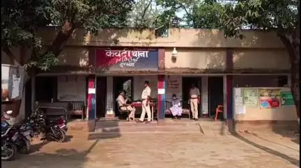 केवटी रनवे: केवटी थाना क्षेत्र: नाबालिग से दुष्कर्म का आरोपी दिल्ली पुलिस द्वारा गिरफ्तार, दिल्ली ले जाया गया