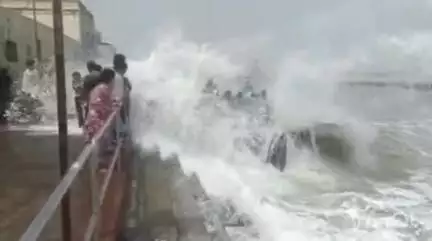 ઓખામંડળ: વરસાદી માહોલ વચે દ્વારકાનાં દરિયામાં ભારે કરંટ.
ગોમતી ઘાટ કિનારે 15 થી 20 ફૂટ ઊંચા મોજા ઉછળ્યા..