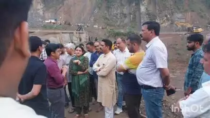 मंडी: मंडी में विधायक ने पाड़छू पुल का निरीक्षण किया, नियंत्रित ढंग से जल निकासी का कार्य जारी