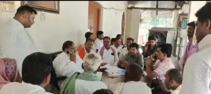 शाहजहांपुर: डाक बंगला स्थित आवास पर भाजपा विधायक अरविंद सिंह ने जनता दर्शन के दौरान लोगों की सुनी शिकायतें