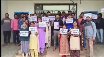 పాడేరు: తమకు పదోన్నత ఛానల్ కల్పించిన తర్వాతే బదిలీలు చేపట్టాలని సచివాలయ ఉద్యోగులు ఎంపీడీవో కార్యాలయం ఎదుట నిరసన