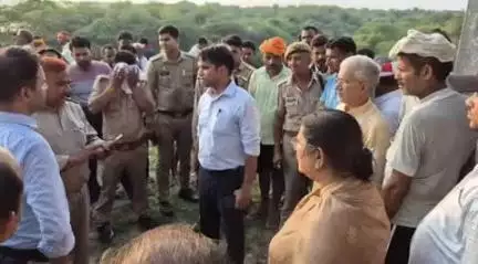 इटावा: बढ़पुरा इलाके में चंबल नदी में नहाने गए किसान को खींच ले गया मगरमच्छ, मौके पर पहुंचे SDM समेत अन्य आलाधिकारी
