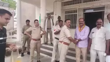 भांडेर: भांडेर थाने के प्रधान आरक्षक सहित अन्य आरक्षकों का हुआ स्थानांतरण, स्टाफ और स्थानीय लोगों ने दी विदाई