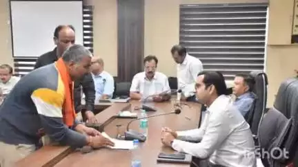 रायपुर कर्चुलियान: रीवा जनसुनवाई में 119 आवेदकों की समस्याएँ सुनी गईं, अधिकारियों को निराकरण के निर्देश