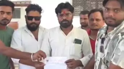 गोंडा: विश्व हिंदू परिषद के कार्यकर्ताओं ने कलेक्ट्रेट परिसर में किया विरोध प्रदर्शन, CM को संबोधित मजिस्ट्रेट को दिया ज्ञापन