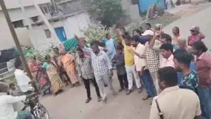 హుజూర్ నగర్: సెల్ టవర్ నిర్మాణ పనులు నిలిపివేయాలని తిలక్ నగర్ లో ధర్నా