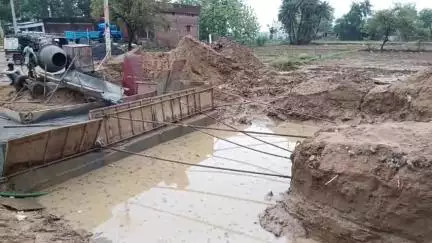 देव: पसिया भंडारी गांव में ग्रामीणों ने पुल निर्माण कार्य को रुकवाया, घटिया सामग्री लगाने का लगाया आरोप