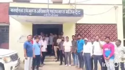 गढ़ी: गढ़ी में उप जिला स्वास्थ्य केंद्र को चयनित जगह पर बनाने की मांग को लेकर ग्रामीण हुए लामबंद, सौंपा ज्ञापन