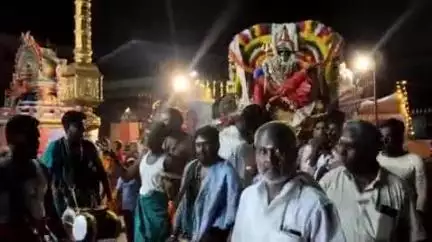 புவனகிரி: புவனகிரி ஸ்ரீ அங்காள பரமேஸ்வரி அம்மன் ஆலயத்தில் அம்மாவாசையை முன்னிட்டு ஊஞ்சல் உற்சவம் திரளான பக்தர்கள் கலந்து கொண்டனர்