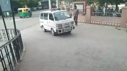 बीकानेर: गंगाशहर रोड हाजी ढाबे के पास गोचर में पेड़ से लटका मिला शव पुलिस ने रखवाया मोर्चरी में