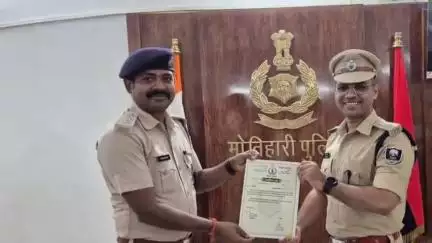 मोतिहारी: कांड के निष्पादन में बेहतर प्रदर्शन करने वाले जिले के विभिन्न पदाधिकारियों को एसपी ने किया सम्मानित