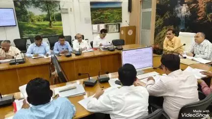 मिर्ज़ापुर: कलेक्ट्रेट सभागार में जिलाधिकारी ने बैठक की, अधिकारियों को दिए निर्देश