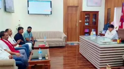 नौतनवा: नेपाल भंसार प्रमुख से नौतनवा के पूर्व नगर पालिका अध्यक्ष ने व्यापारियों की समस्याओं को लेकर सौंपा ज्ञापन