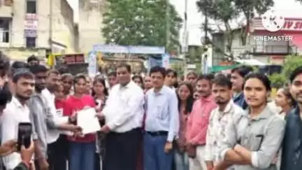खरगौन: खरगोन: क्रांति सूर्य टंट्या मामा यूनिवर्सिटी में फीस वृद्धि के खिलाफ छात्रों का प्रदर्शन