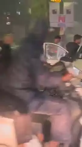हवेली: खराडी येथे रस्त्यावर दुचाकीस्वार व चारचाकी चालक यांच्यामध्ये फ्रि स्टाईल हाणामारीची घटना घडली