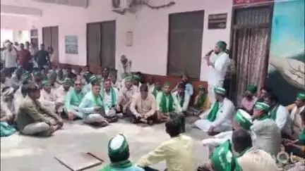 कासगंज: ग्राम समाज की जगह पर अवैध कब्जा का आरोप लगाकर भारतीय हलधर किसान यूनियन के कार्यकर्ताओं ने सदर तहसील में किया प्रदर्शन