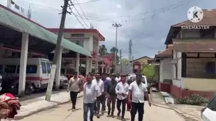 গোলাঘাট: ৰোগীৰ পৰিস্থিতি বুজ লবলৈ শ্বহীদ কোশল কোঁৱৰ অসামৰিক চিকিৎসালয়ত উপস্থিত অসম জাতীয়তাবাদী যুৱ পৰিষদৰ ২৫ জনিয়া এটা সজাতি দল