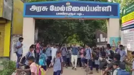 பண்ருட்டி: பண்ருட்டி அரசு பள்ளியில் மாணவர்கள் போதை பொருட்களை பயன்படுத்தி ரகளையில் ஈடுபட்டு ஆசிரியரை கற்களால் தாக்கி அராஜகம்