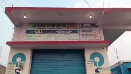 सरैया: धनुपरा बजरंगबली चौक स्थित एसबीआई के सीएसपी से बाइक सवार तीन अपराधियों ने हथियार के बल पर करीब ढाई लाख रुपए लूटे